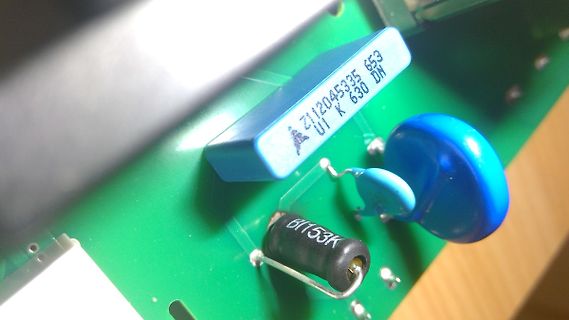 Nahaufnahme elektronischer Bauteile auf einer Leiterplatte