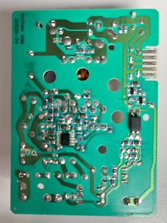 Foto einer grünen Leiterplatte mit elektronischen Bauteilen