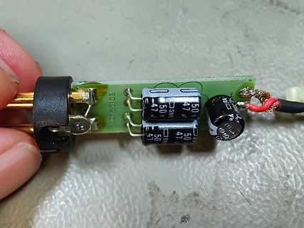 Leiterplatte mit Elektrolytkondensatoren und Steckverbinder