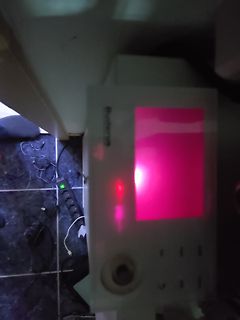 Abfotografierter Bildschirm eines Geräts mit pinker Anzeige