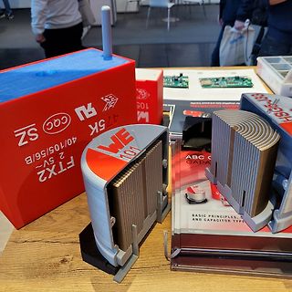 Modell eines Transformators und rote Box mit Beschriftung