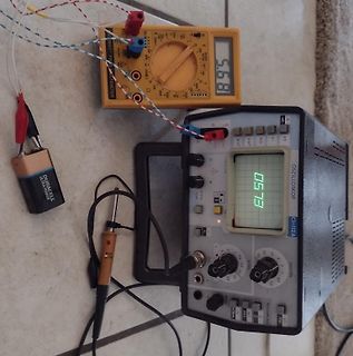 Multimeter und Oszilloskop auf Werkstattuntergrund