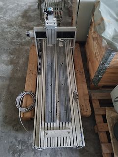 CNC-Fräse oder XY-Tisch auf Holzpaletten