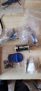 Elektronikbauteile und Werkzeuge auf Holztisch
