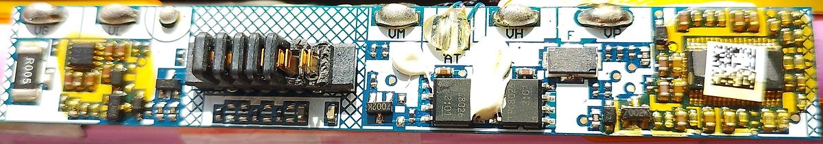 Nahaufnahme einer Leiterplatte mit elektronischen Bauteilen