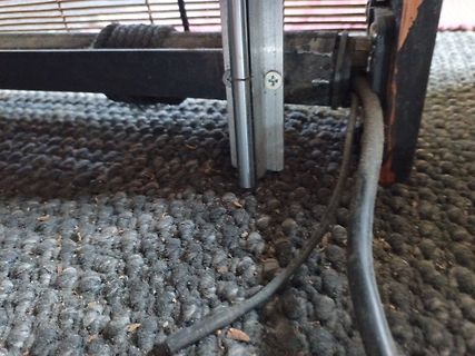 Kabel und Metallprofil auf Teppichboden