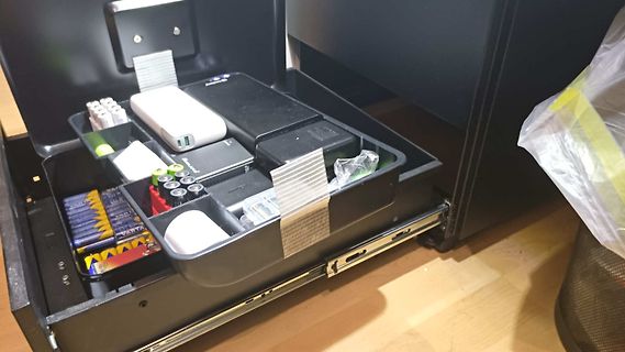 Schublade mit Netzteilen, Batterien und Kleinteilen