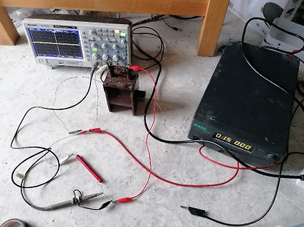 Elektronik-Messaufbau mit Oszilloskop und Netzteil