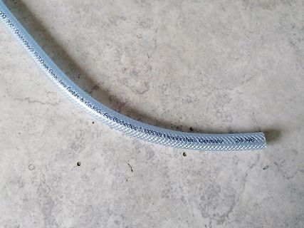 Blauer Schlauch mit Textaufdruck