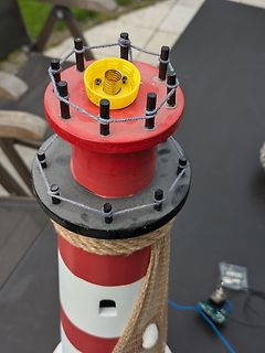 Modell eines Leuchtturms mit Elektronikkomponenten