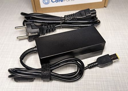 Netzteil mit Stromkabel und USB-Kabel