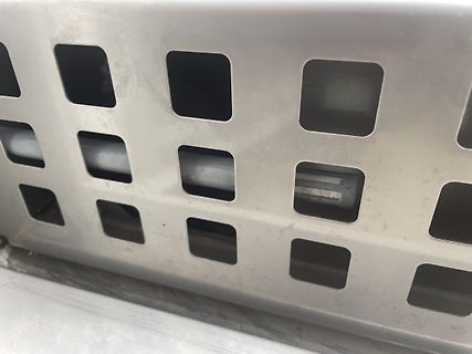 Metallgehäuse mit Lüftungsschlitzen