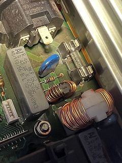 Nahaufnahme einer Leiterplatte mit elektronischen Bauteilen