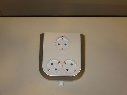 Dreifach-Steckdose an einer Wand