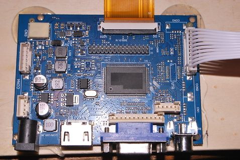 Blaue Leiterplatte mit verschiedenen elektronischen Bauteilen und Anschlüssen