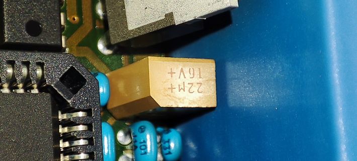 Nahaufnahme eines Elektrolytkondensators auf Leiterplatte
