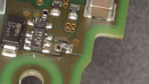 Nahaufnahme einer bestückten Leiterplatte mit SMD-Bauteilen