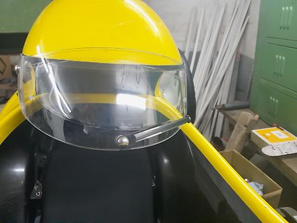 Gelber Helm mit Visier