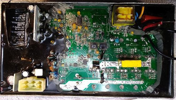 Geöffnete Elektronik mit beschädigter Leiterplatte