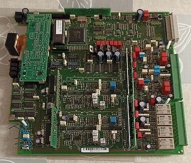 Bestückte Leiterplatte mit verschiedenen elektronischen Bauteilen