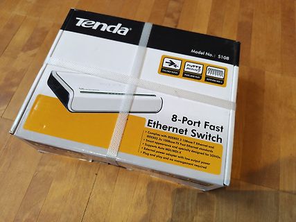 Verpackung eines Tenda 8-Port Ethernet Switches