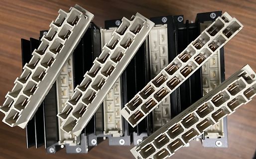 Mehrere Leistungs-Transistor-Module mit Kühlkörpern