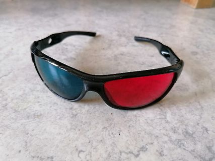 3D-Brille mit rot-blauen Gläsern