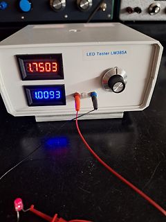 LED Tester LM385A mit Display und Messleitungen