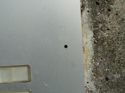 Metalloberfläche mit Loch und Betonhintergrund
