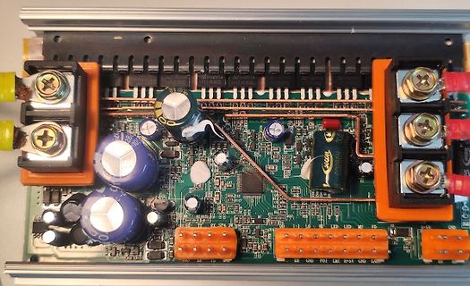 Foto einer bestückten Leiterplatte mit Elektrolytkondensatoren und Schraubklemmen