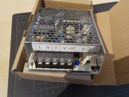 Schaltnetzteil in einem Karton