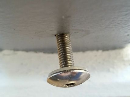 Metallschraube mit flachem Kopf