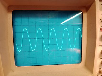 Oszilloskop mit Sinuswelle