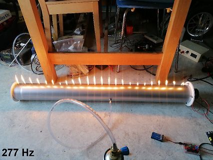 Experimenteller Aufbau mit brennender Gasröhre