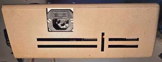 Rückseite eines elektronischen Geräts mit Kaltgerätebuchse