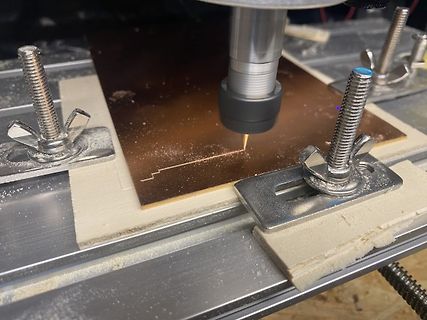 CNC-Fräse bearbeitet eine dunkle Platte