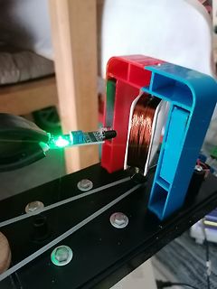 Experimenteller Aufbau mit Spule und leuchtender LED