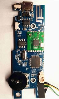 Foto einer blauen Leiterplatte mit elektronischen Bauteilen