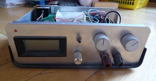 Geöffnetes Labornetzteil mit Display und Reglern