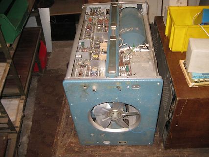 Innenansicht eines alten elektronischen Geräts mit Lüfter