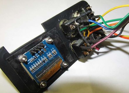 Leiterplatte mit Flachbandkabel und bunten Drähten
