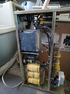 Innenansicht eines Netzteils mit Transformator und Bauteilen