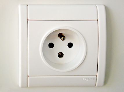 Weiße Schuko-Steckdose