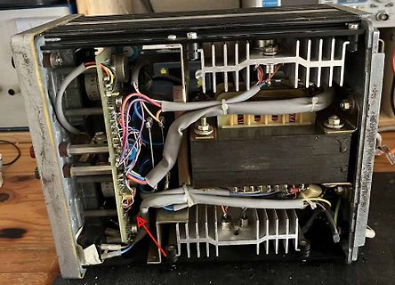 Innenansicht eines geöffneten Netzteils mit Transformator und Kühlkörpern