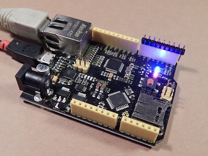 Mikrocontroller-Entwicklungsboard mit USB-Anschluss und LEDs