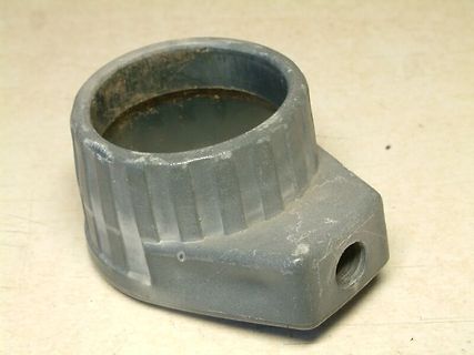 Graues Kunststoffgehäuse mit Drehknopf und Bohrung