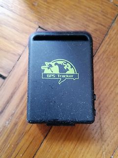 GPS Tracker Gerät auf Holzuntergrund