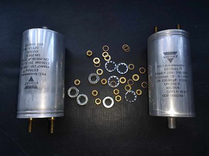 Zwei Kondensatoren und Metallringe