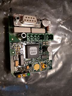 Elektronikplatine mit D-Sub-Anschluss und Mikrocontroller