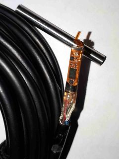 Beschädigtes Kabel mit freiliegender Leiterbahn